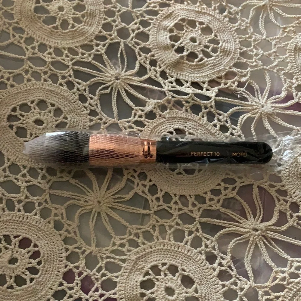 MOTD COSMETICS A Perfect 10 Tapered Face Brush